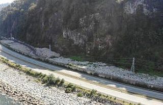 Hopa’da çöp duvarı