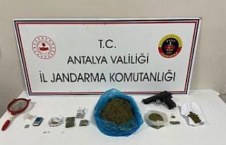 İhbar üzerine aranan evde farklı türlerde uyuşturucu...