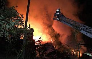 İki katlı ev alevlere teslim oldu, 5 kişilik aileyi...