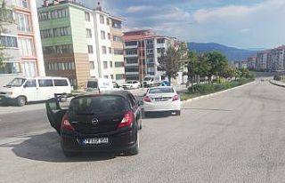 İki otomobil çarpıştı: 3 yaralı