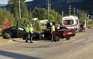 İki otomobil kavşakta çarpıştı: 4’ü kadın...