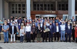 İl Milli Eğitim Müdürü Ali Tosun, mesai arkadaşlarıyla...