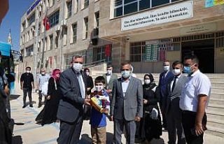İlk ders zilinde sıraları öğrencilerle paylaştılar