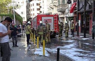 İngiliz Konsolosluğu karşısındaki binada çıkan...