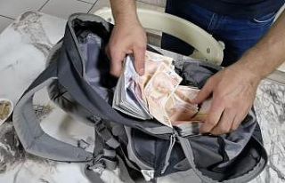 İnsanlık ölmemiş...Para dolu çantayı sahibine...