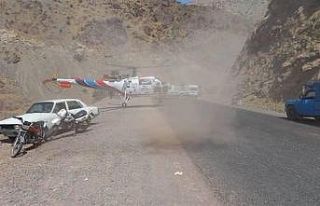 İran’da bir minibüs dağ yolundan aşağıya yuvarlandı:...