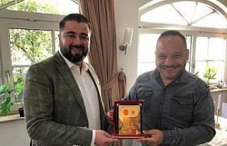 İş insanlarına teşekkür plaketi takdim edildi