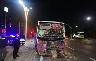 Işık ihlali yapan tır ile yolcu otobüsü çarpıştı:...