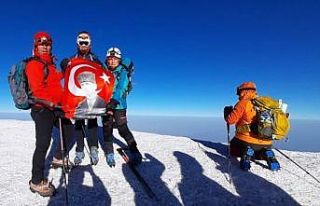 Ispartalı dağcılar 5 bin 137 metrelik Ağrı Dağı...