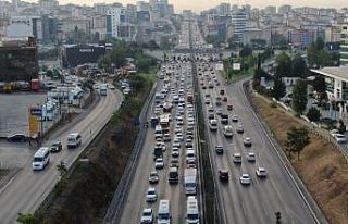 İstanbul’da sürücüler yollara döküldü, trafik...