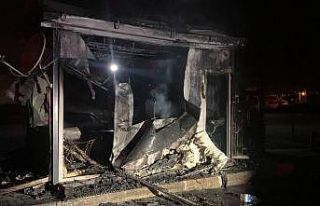 İşten çıkarılan operatör, iş makinesi ve kulübeyi...