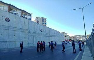 İstinat duvarına çıkıp aşağıya atladı
