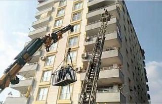 İtfaiyenin merdiveni yetişmeyince yangına vinçle...