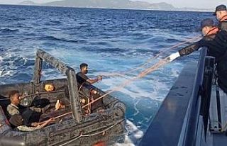 İzmir açıklarında 63 düzensiz göçmen kurtarıldı