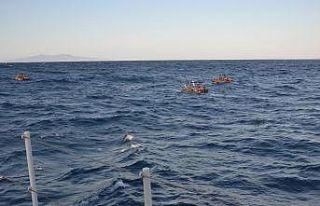 İzmir açıklarında 74 düzensiz göçmen kurtarıldı