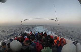 İzmir açıklarında 75 düzensiz göçmen kurtarıldı