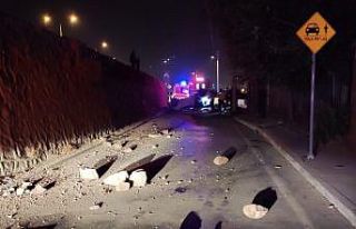İzmir’de kontrolden çıkan araç yan yola uçtu:...