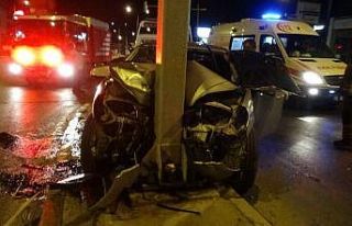 İzmir’de otomobil yön levhasına ok gibi saplandı:...