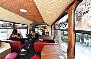 İzmir’in eski otobüsleri hurda değil kafe oluyor