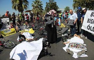 İzmirli bisikletçilerden kefenli eylem