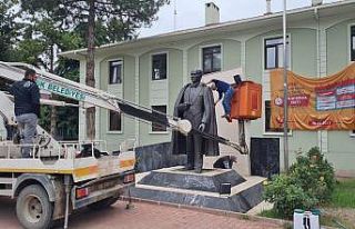 İznik’te bulunan Atatürk heykeli belediye görevlilerince...