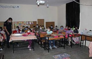 Jandarma ekipleri öğrencilere kişisel güvenlik...
