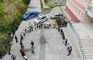 Jandarma ekipleri, öğrencilerle buluştu