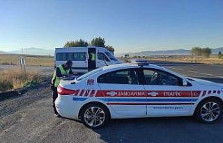 Jandarma trafik timleri öğrenci servis araçlarını...