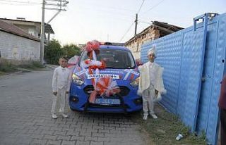 Jandarmadan sünnet olan şehit çocuklarına araç...