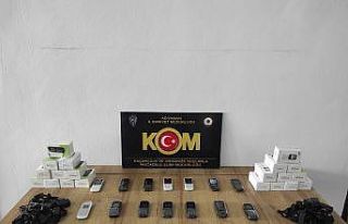 Kaçak cep telefonları ve sigaralar ele geçirildi