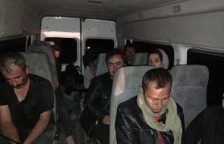 Kaçak mülteci taşıyan kamyonet devrildi: 2 yaralı