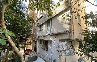 Kadıköy’de 25 yıllık binanın balkonları çöktü,...