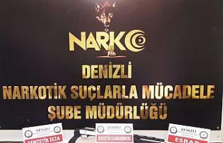Kadın çantasına gizlenmiş 1,5 kilo uyuşturucu...