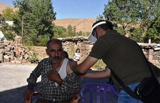 Kadın sağlık personeli camiye girerek hoparlörden...