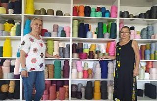 Kadınlar burada hem örgü örüyor hem de sosyalleşiyor