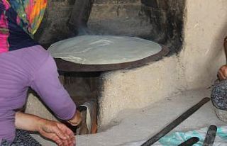 Kadınlar imece usulü ile kışlık ekmek yapıyor