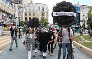 Kadınlardan Başkan Özcan’a siyah çelenkli protesto