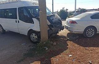 Kahta’da minibüs ile otomobil çarpıştı: 2 yaralı
