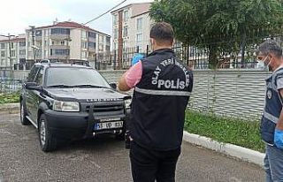 Kahvehane baskınını gerçekleştiren şahsın aracında...