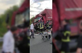 Kamyon tırla çarpıştı: 1 ölü