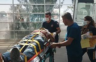 Kamyondan yük indiren işçi yaralandı