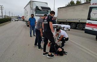 Kamyonet ile motosiklet çarpıştı; 2 yaralı