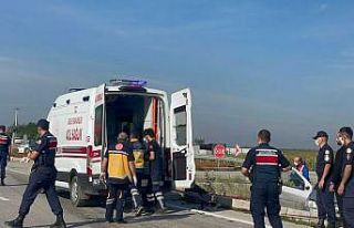 Kamyonet ile otomobil çarpıştı: 1 ölü, 1 yaralı