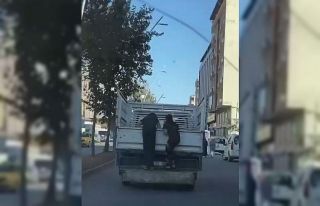 Kamyonete asılan çocuklar yürekleri ağızlara...