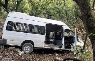 Kamyonete çarpan öğrenci servisi dereye uçtu:...