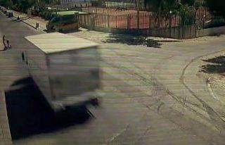 Kamyonun çarptığı elektrikli bisiklet sürücüsü...