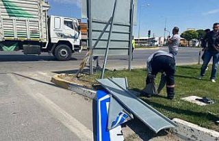 Kamyonun çarptığı minibüs yön tabelasını yıkıp,...
