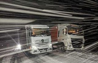 Kar ve tipi nedeniyle yol kapandı, tırlar yolda...