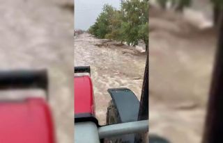 Karaman’da dağdan inen sel suları köyü dereye...