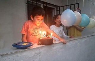 Karantinadaki minik Abdullah’a balkonda doğum günü...